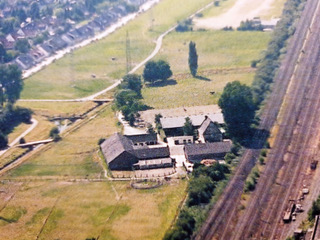 Der Hof direkt angrenzend an die S-Bahnlinie in Gerresheim